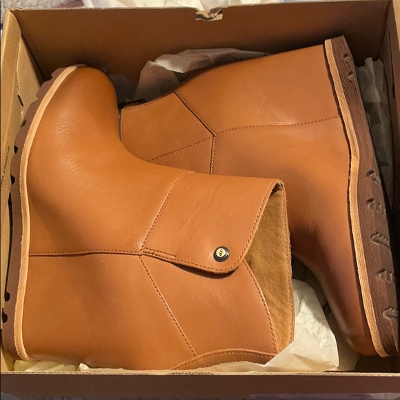 UGG AMAL WEDGE 8.5!!! - Picture 2 of 8